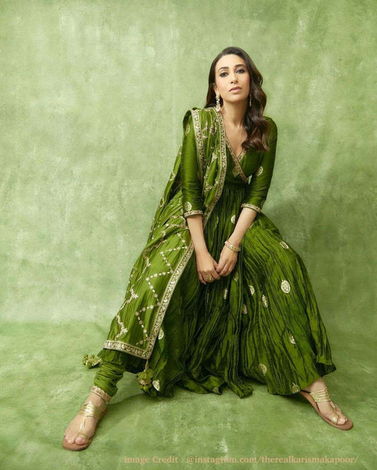“Karishma Kapoor’s Spotted in Pickle Green Outfit: A Perfect Blend of Traditional and Modern Elements”
