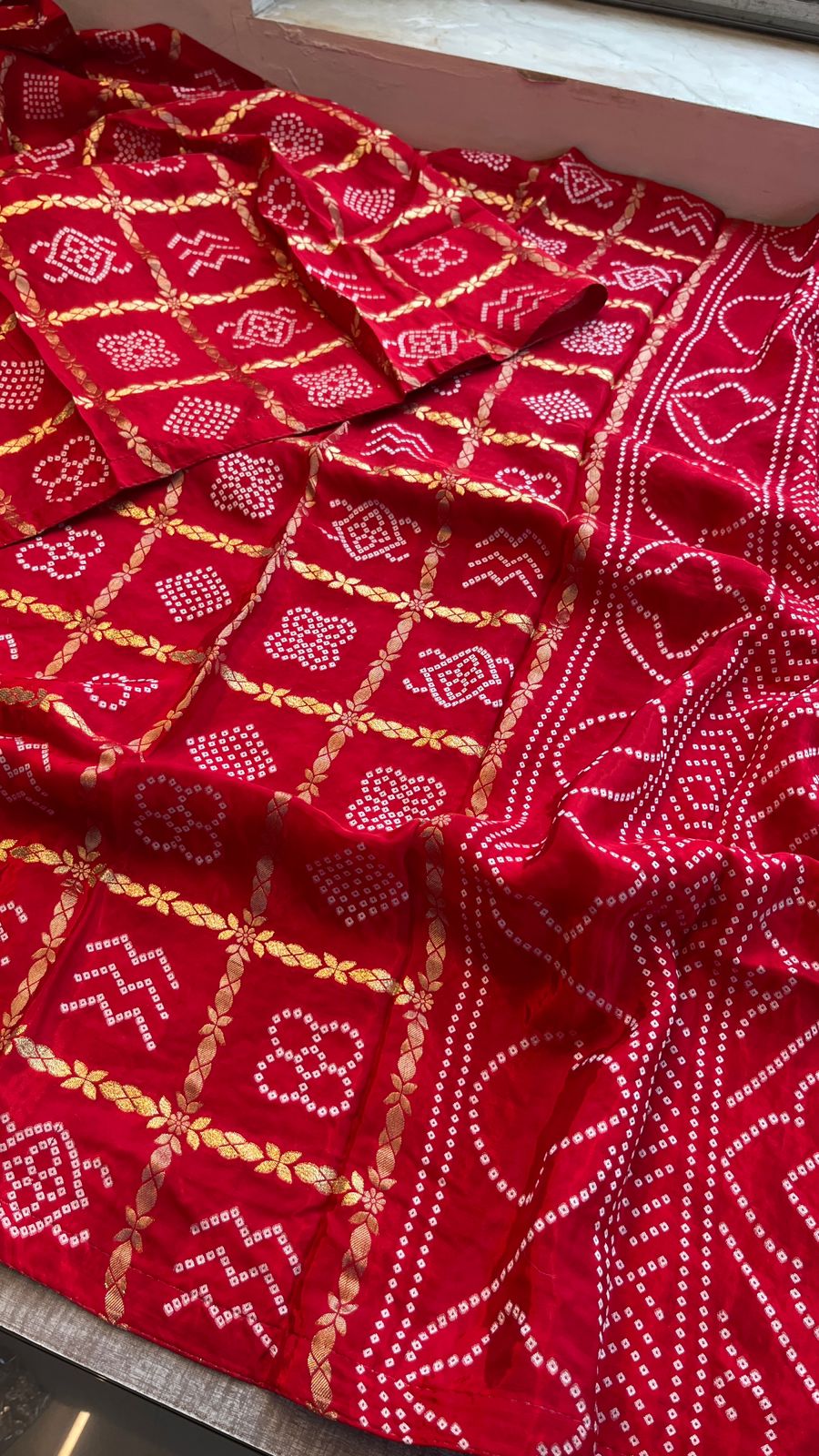 Pure Crepe Silk Saree with Bandhani Banarasi Weaving