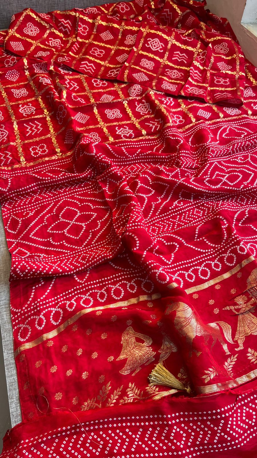 Pure Crepe Silk Saree with Bandhani Banarasi Weaving