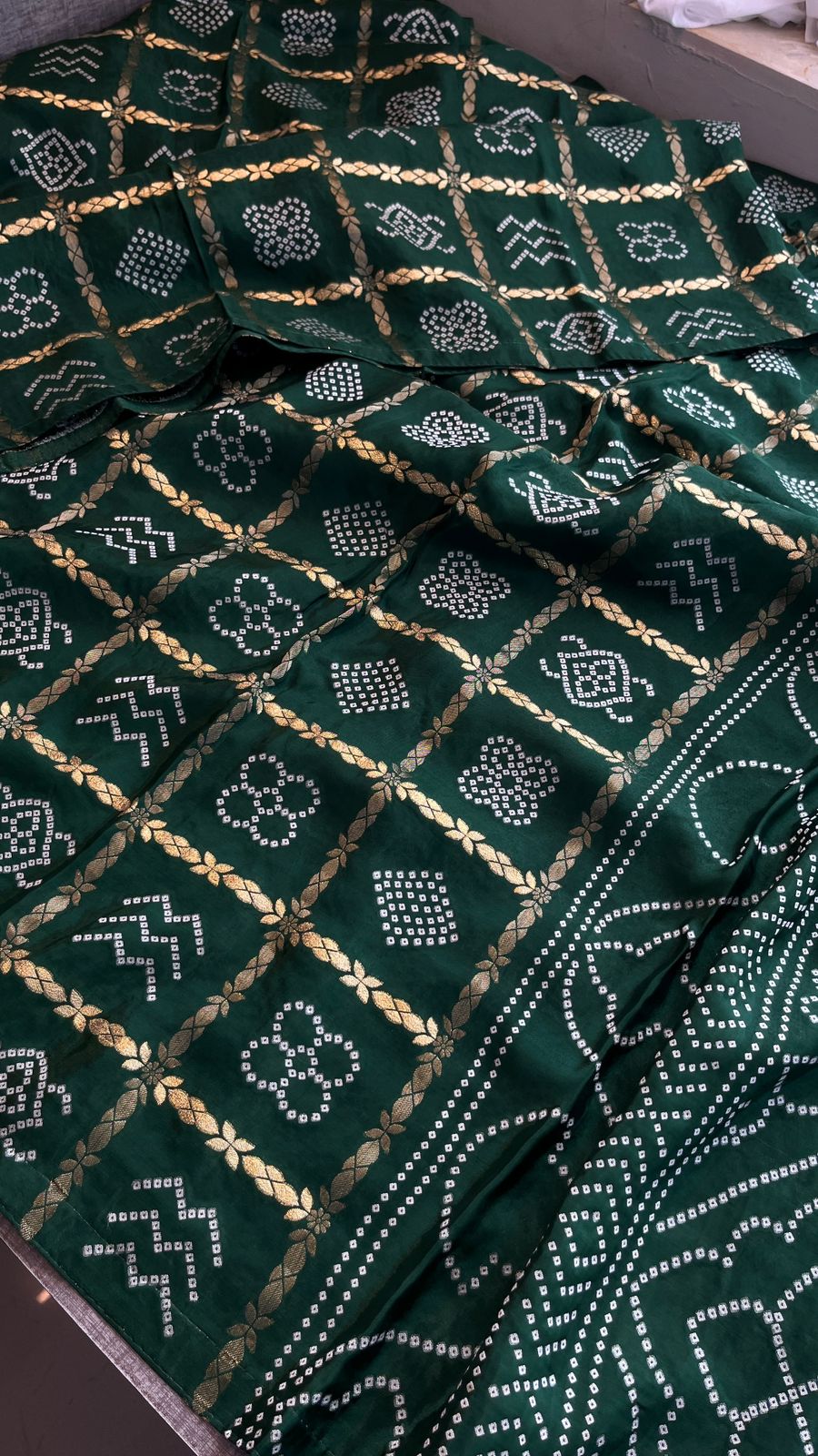 Pure Crepe Silk Saree with Bandhani Banarasi Weaving