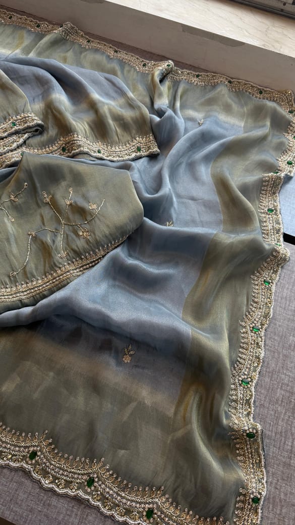 Elegant Munga Silk Saree with Intricate Work