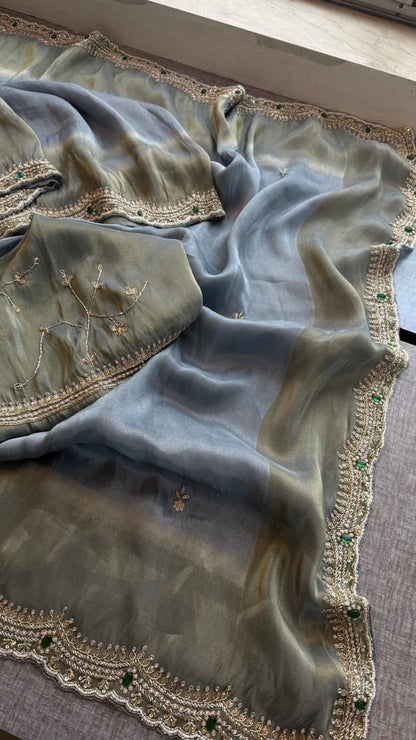 Elegant Munga Silk Saree with Intricate Work
