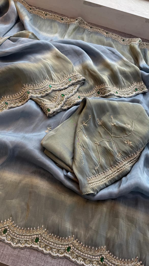 Elegant Munga Silk Saree with Intricate Work
