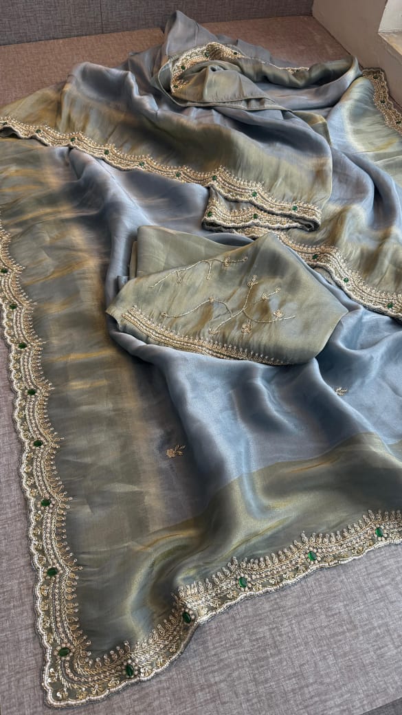 Elegant Munga Silk Saree with Intricate Work